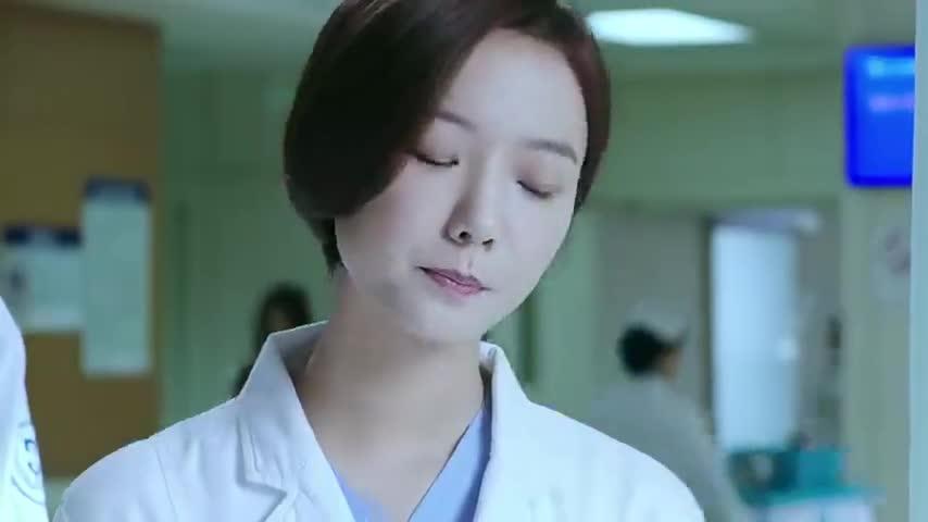 急诊科医生江晓琪询问病人情况病人不仅不理她还冲她翻白眼