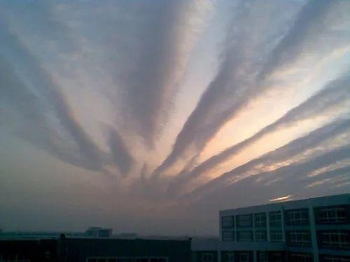 施陆谣还给大家辟谣了 可以预测地震的"地震云" "有时候天空中会形成