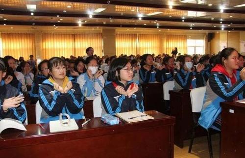 日照市新营中学开展八年级女生青春健康教育课