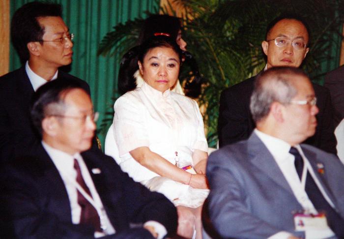 香港"小甜甜"龚如心,遇过绑架,老公被害,遗产官司,女首富的路从