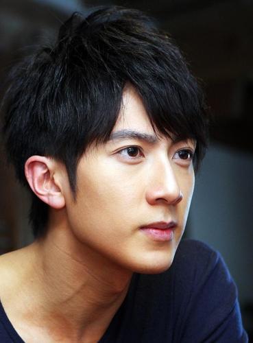 长的帅都这样玩吗?吴尊晒九宫格照片,粉丝看到气哭到无语