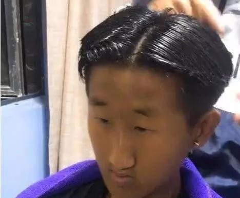 网红"小眼哥"恋情曝光,那你知道他女友长啥样吗?看过