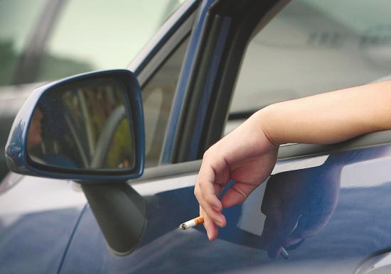 抽烟对身体绝对没有任何好处,还会把车内弄得很脏