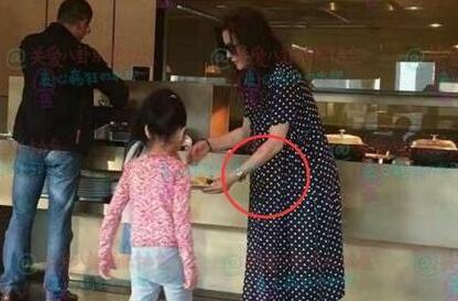 赵薇疑怀二胎 赵薇迪拜过年衣着宽松大肚照曝光