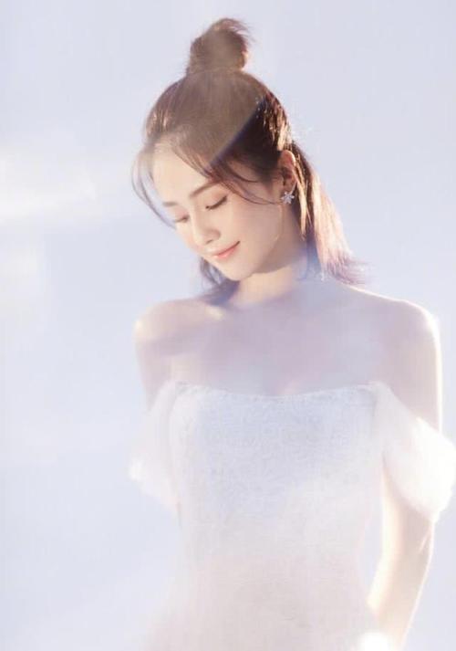 原创清纯女神白鹿晒写真美照身着浅色纱裙少女感十足