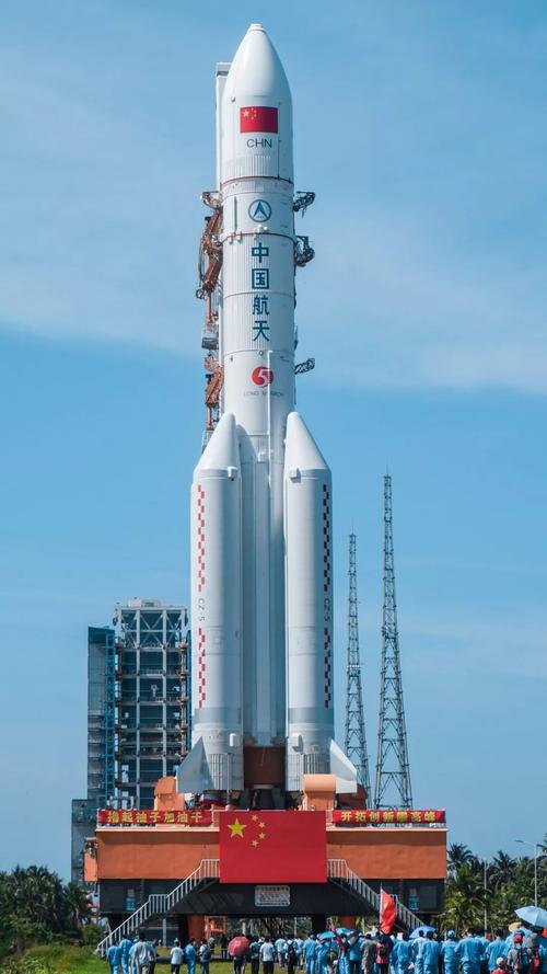 长征五号遥二火箭由海南文昌发射场总装大楼转移至101发射工位  图片