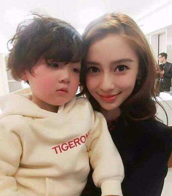 angelababy晒小海绵照片,网友:真的很可爱!