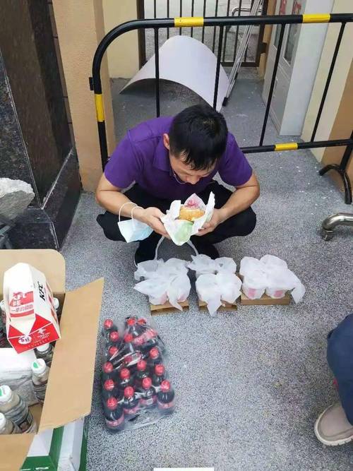 社区防疫,志愿有我!"志愿者们借着午饭间隙,在朋友圈苦中作乐.