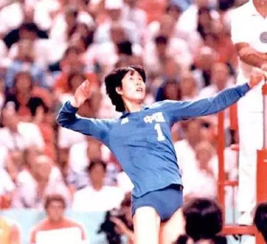 郎平扣球的英姿已经成为排球迷们心中的经典,还被印制在邮票上发行.