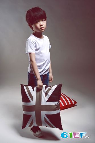 时尚 童星 正文 4岁时被星探在微博发掘的韩昊霖,从小就表现出对音乐