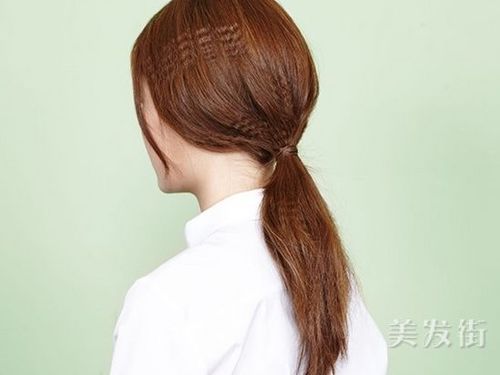 玉米烫低马尾辫的扎法图解!
