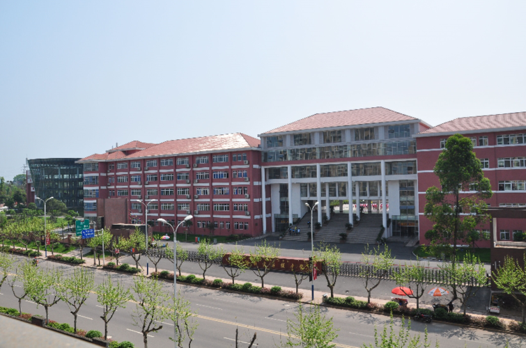 记快速发展的四川省泸州市江阳职业高级中学校