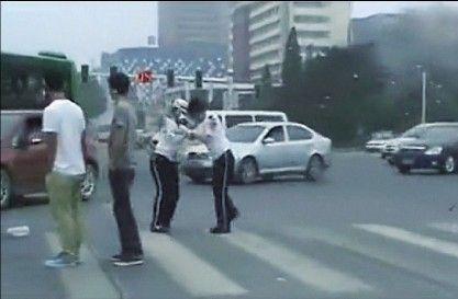唐山"最牛女交警":执勤现场大打出手(组图)