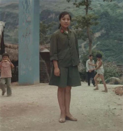 1986年老山战场照《死吻》:吻别战友的女护士张茹,现今怎样了