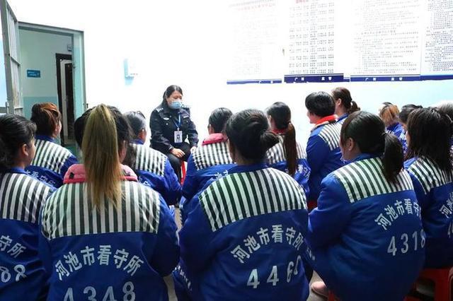 女嫌疑犯进看守所必须裸检吗在监室里穿什么衣服