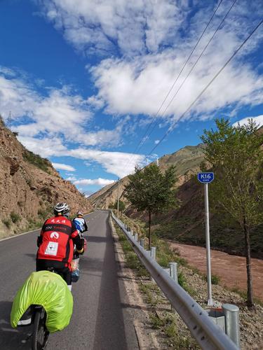 国道349的里程碑太不显眼了,似乎是从察雅县开始零公里的