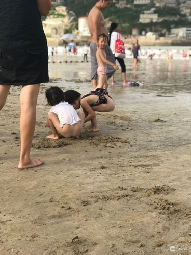 俩小女孩沙滩上光着屁股玩!家长咋想的?沙子很容易进入体内
