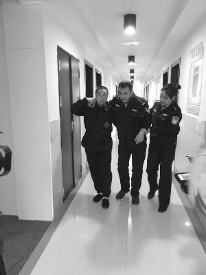 在江苏省徐州市公安局云龙分局天桥派出所的审讯室里,一位精干的老