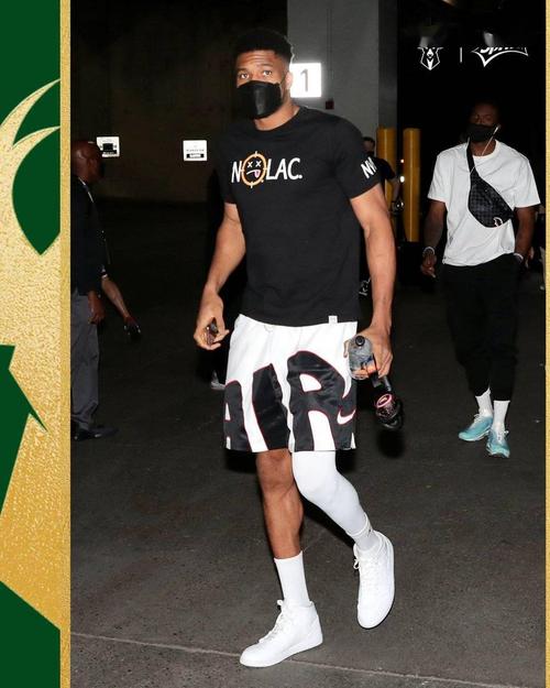 字母哥已抵达球馆,开始热身训练