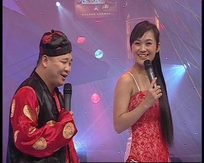  /b>"新型二人转"是民间艺人进城发展后,在市场压力下走出的一条生路.