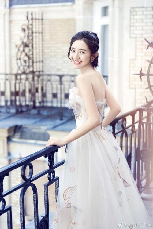 唐艺昕和毛晓彤同台撞衫美的不相上下!网友:快奔三却像18岁!