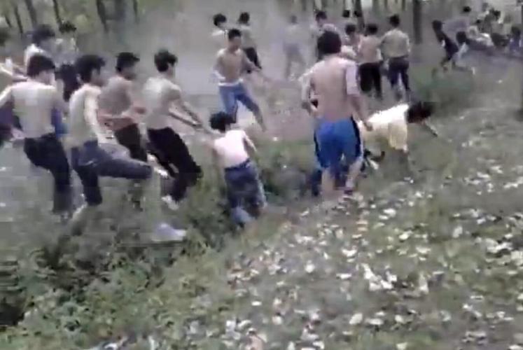 网曝河南商城县中学生群殴 百余人赤膊混战
