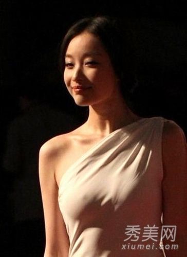 作为新谋女郎的倪妮,前些日在出席某时尚颁奖礼时,被爆真空出场.