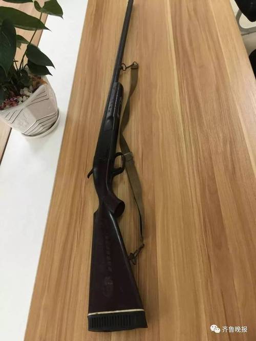 男童手拿单管猎枪拍视频,济南民警刷抖音顺便破了案.
