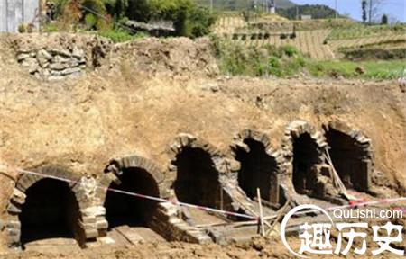 城口发现明代砖券墓葬 六个墓室一字并排