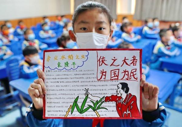 东港镇第一小学学生展示制作的国家功勋人物事迹手抄报(央广网发