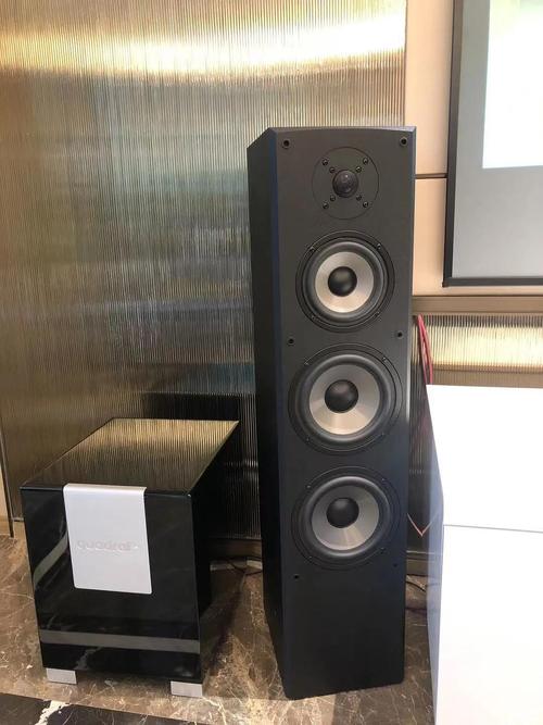 606 落地箱搭配挂顶的中置quintas 601 base, 10" qube 10 超低音