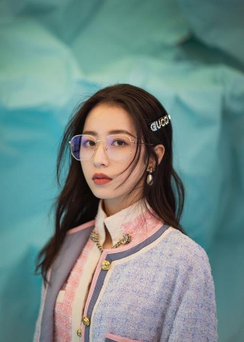 周雨彤精致优雅写真