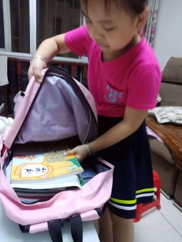 贺村第一小学一(6)班9月11日劳动主题:整理书包和文具