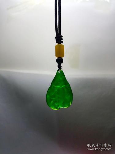 龙石种帝王绿翡翠挂件