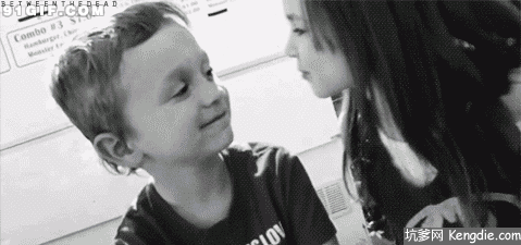 小男孩被亲脸表情gif动态图片