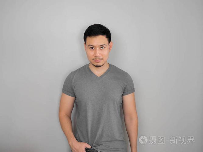 穿灰色 t恤的朴素男人肖像照片-正版商用图片03kmda-摄图新视界