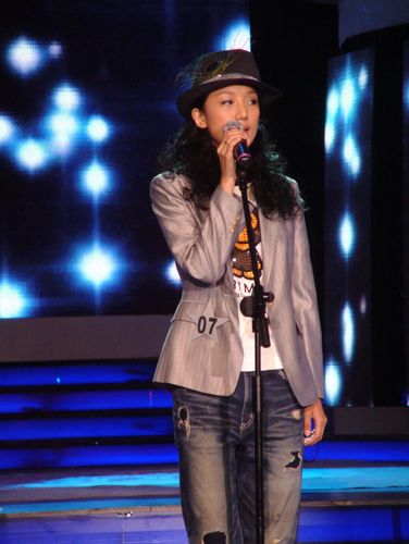 图文:王亮爱妻张楚格 "格格"深情演唱