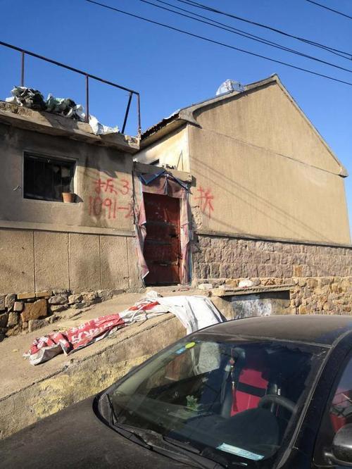 青岛闫家山香里拆迁人去屋空房产中介和拾荒大军涌进村庄