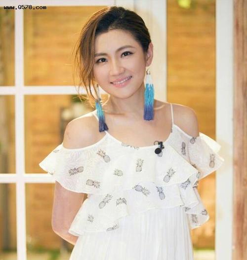 虽然现在selina的脸上写了岁月的痕迹 不过她依旧是很甜美可爱的那一