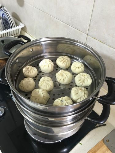 蒸包子的就放蒸笼里蒸十多分钟,先水开上汽再放包子