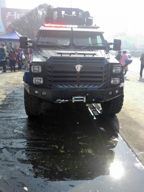 "剑齿虎"防暴装甲车.