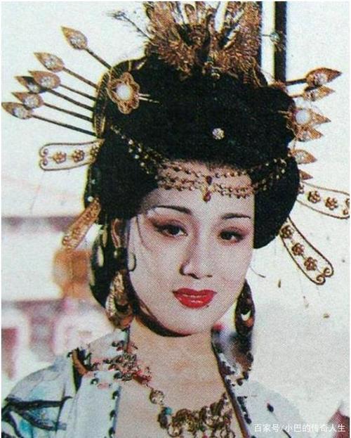 "容妃"李建群因病去世:和名导同居27年未结婚,一生无