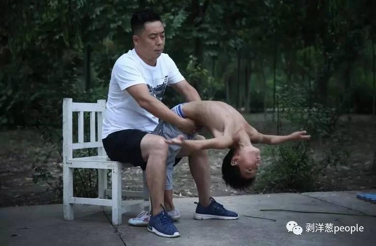 男子出狱收留32名孩子免费教杂技 被质疑作秀