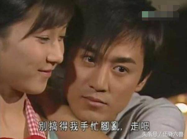 李司棋当年以选秀冠军出道,之后受到科班训练的她演技了得,在2001年