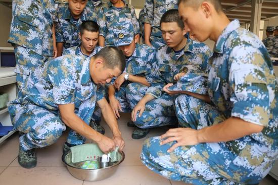 海军迎"二次入伍"新兵 多人曾因军队编制调整退伍