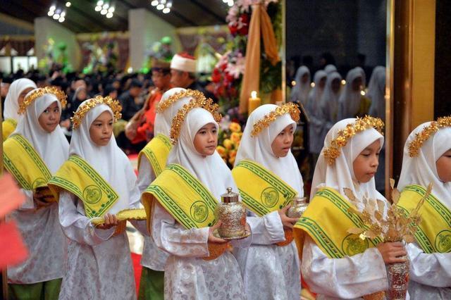 身穿传统服饰的文莱儿童