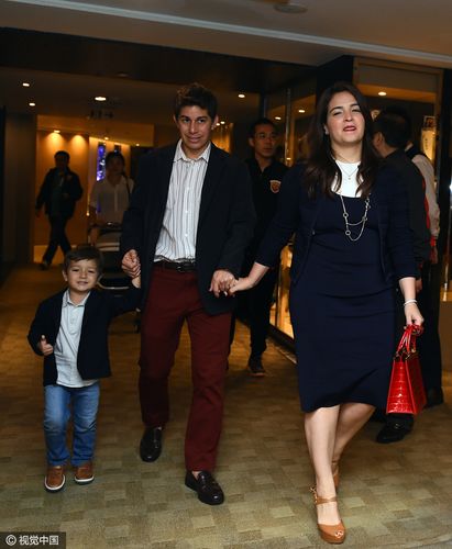 孔卡携妻子和儿子到发布会现场同庆喜讯.