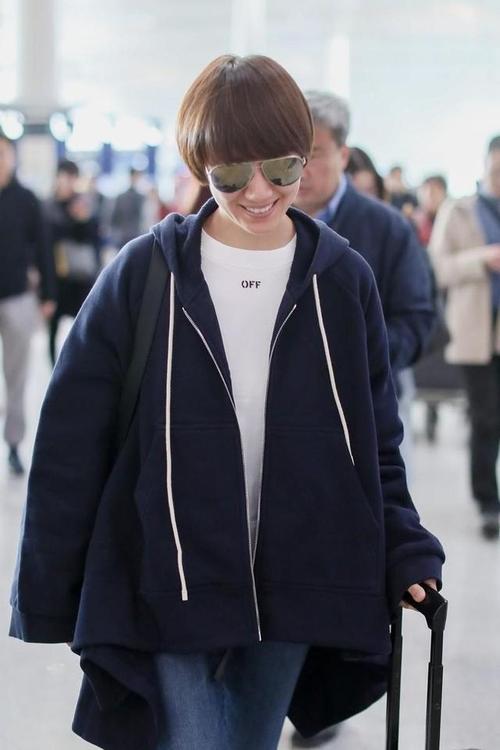 袁泉气质真高级藏蓝色卫衣开衫搭配牛仔裤果然气质才是关键