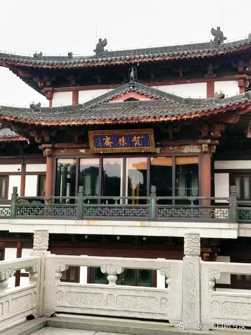 飞檐翘角间,仿佛有千年故事在霞光中流转