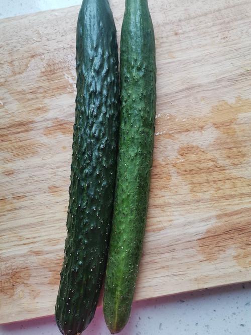 首先准备两根新鲜的嫩黄瓜洗净去皮